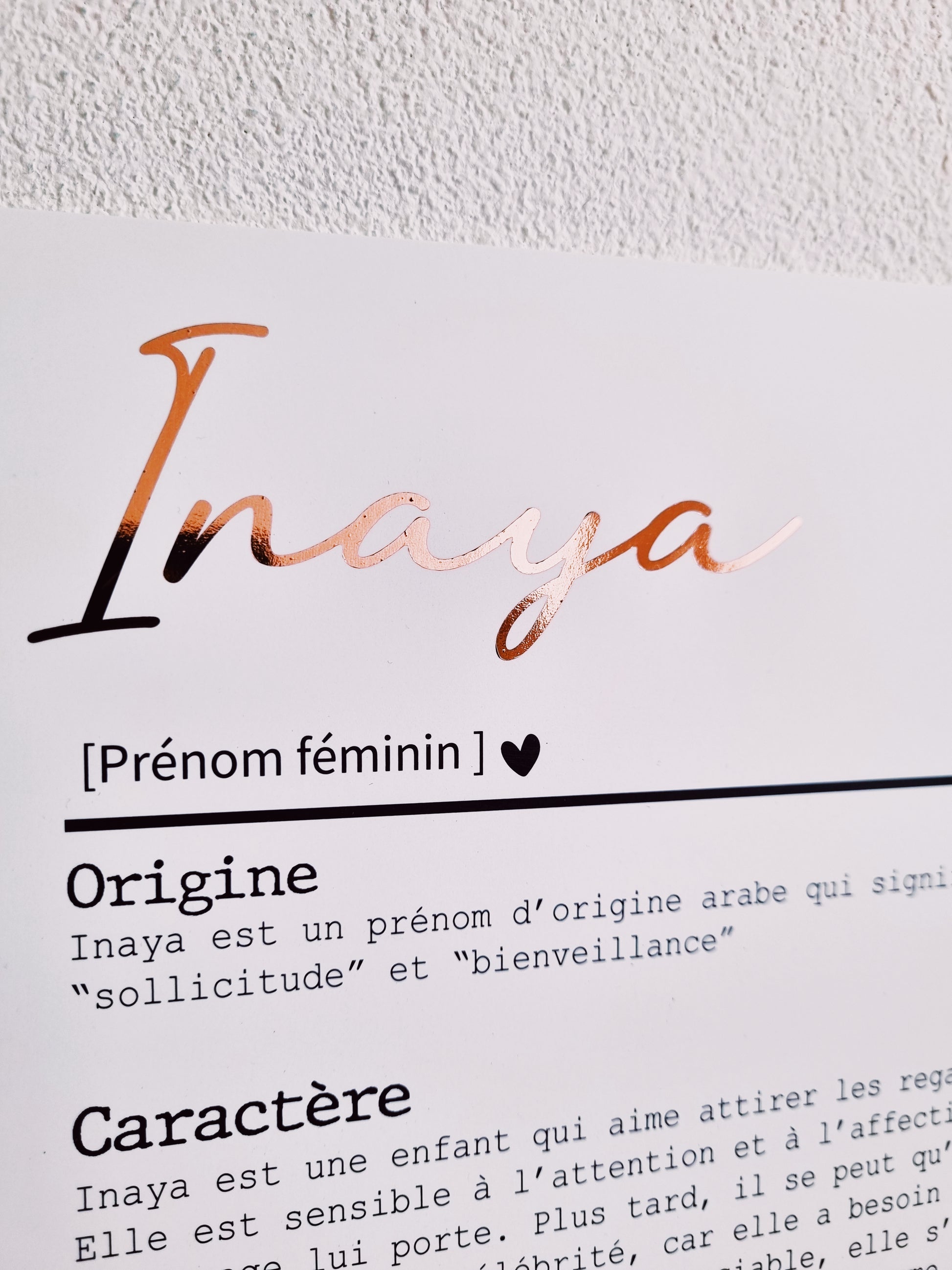 detail affiche personnalisee prenom avec finition metallisee doree rose gold