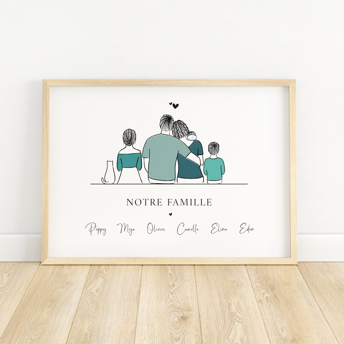 Affiche personnalisée encadrée dans un cadre couleur chêne et représentant une famille de dos composée de six membre. De gauche à droite un chat, une petite fille, un homme enlaçant une femme tenant un bébé dans ses bras et un petit garçon. En dessous les mots notre famille en majuscule et encore en dessous les prénoms de chaque personnes en écriture scripte.