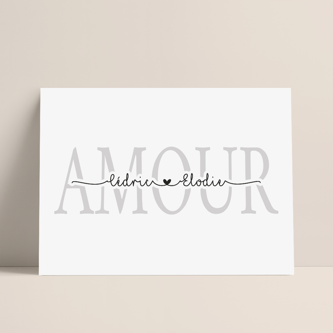 Affiche personnalisable couple ou famille en papier glossy 350g sur laquelle un mot en arrière-plan apparait en majuscule et les prénoms au centre écrit en scripte et reliés par des cœurs. Dans cet exemple le mot arrière-plan est AMOUR et deux prénoms Cedric et Élodie.