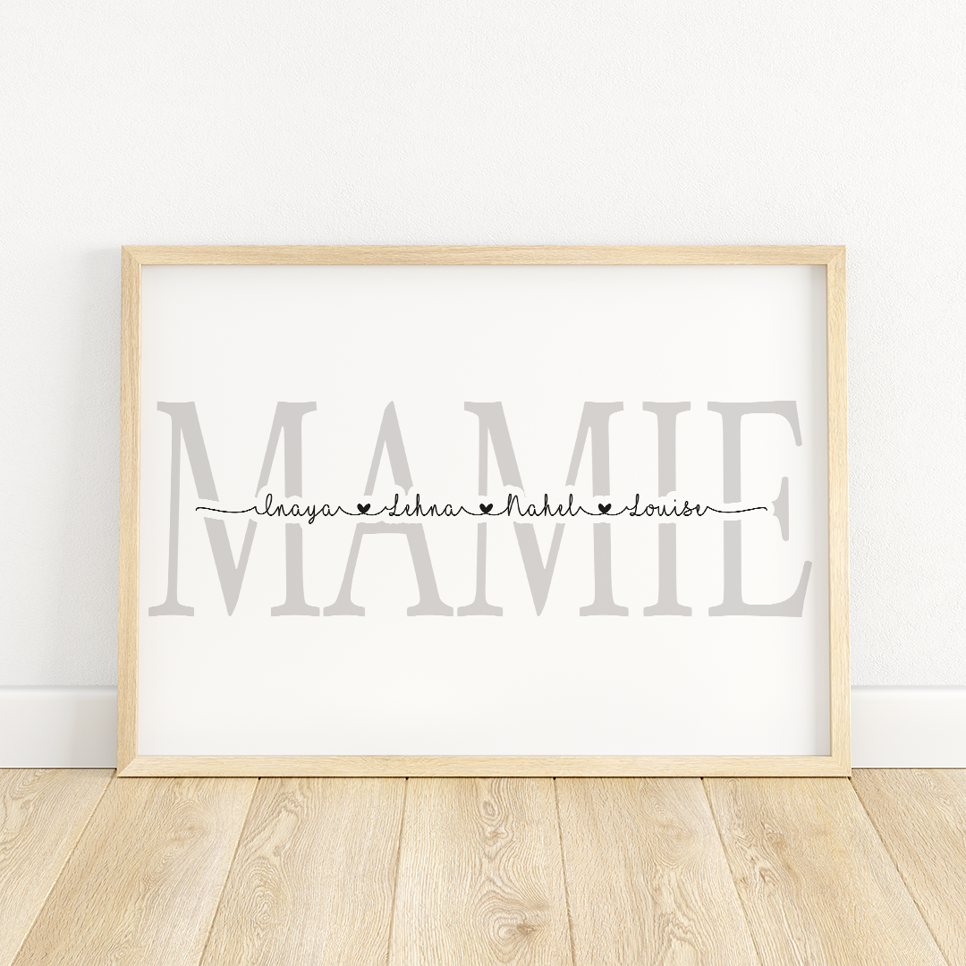 Affiche personnalisée pour un cadeau grand-mère original en papier glossy 350g sur laquelle un mot en arrière plan apparait en majuscule et les prénoms au centre écrit en scripte et reliés par des coeurs. Dans cette exemple le mot arrière plan est MAMIE et au centre les prénoms Inaya, Lehna, Nahel, et Louise reliés par des coeurs.