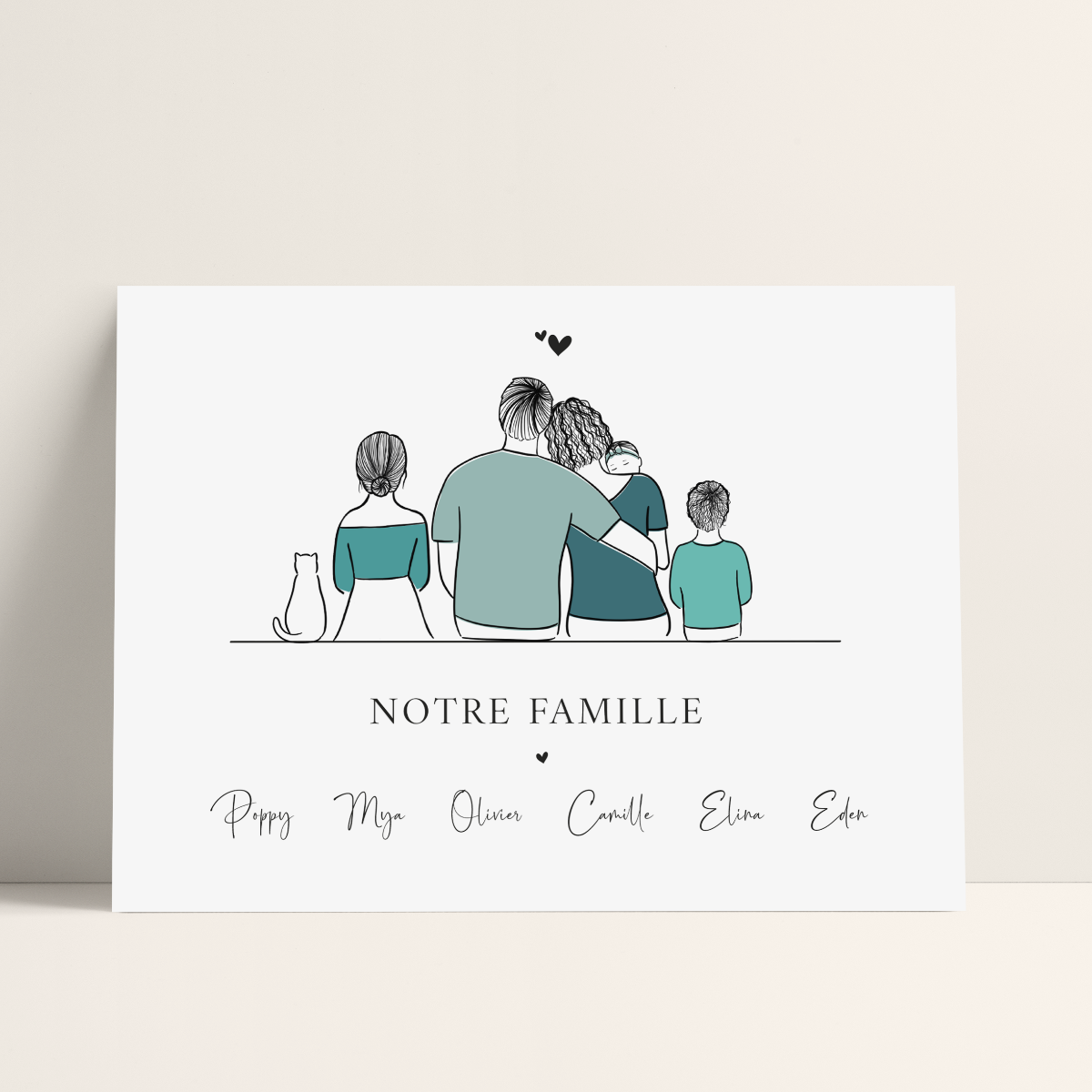 Affiche personnalisée représentant une famille de dos composée de six membre. De gauche à droite un chat, une petite fille, un homme enlaçant une femme tenant un bébé dans ses bras et un petit garçon. En dessous les mots notre famille en majuscule et encore en dessous les prénoms de chaque personnes en écriture scripte.