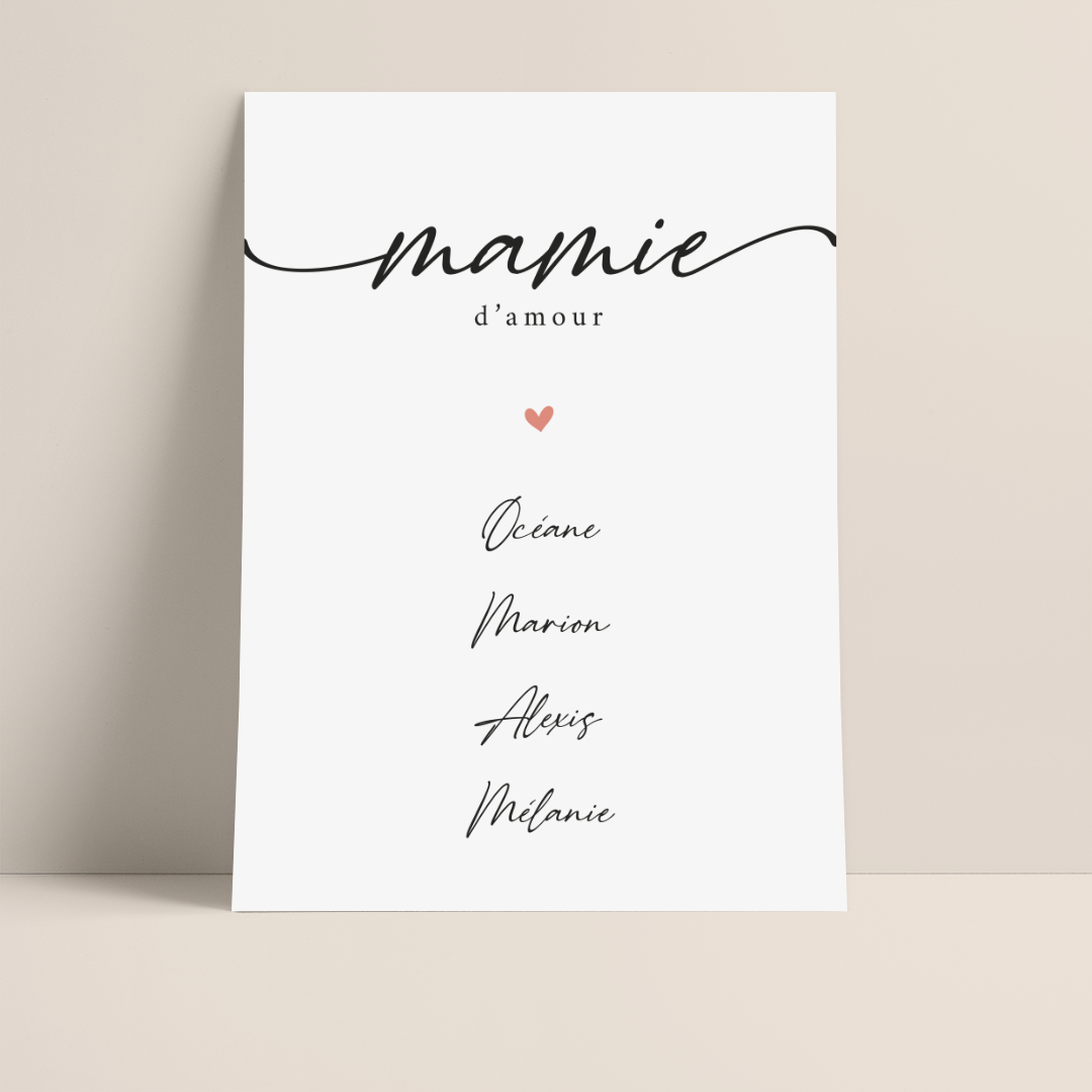 Photo d'une affiche graphique composé du titre "Mamie" en écriture scripte surmontant la mention "d'amour". En dessous se trouve un coeur rose presqu'au centre de l'affiche puis 4 prénoms, Océane, Marion, Alexis, Mélanie tous écrit en noir dans une police liée.